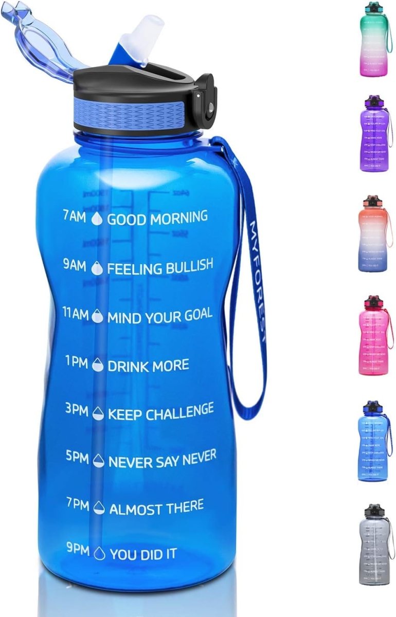 Laad afbeelding in Galerijviewer, Een blauwe BPA-vrije Motivatie en hydratatie in één waterfles met uurse drinkmarkeringen en tekstherinneringen, getoond met verschillende kleurvariaties op de achtergrond.
