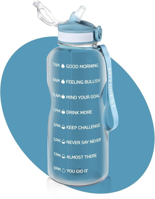 Een blauwe Ontdek de ultieme waterfles van 2 liter met tijdmarkeringen per uur en inspirerende berichten, voorzien van een draagriem en een opklapbaar deksel.