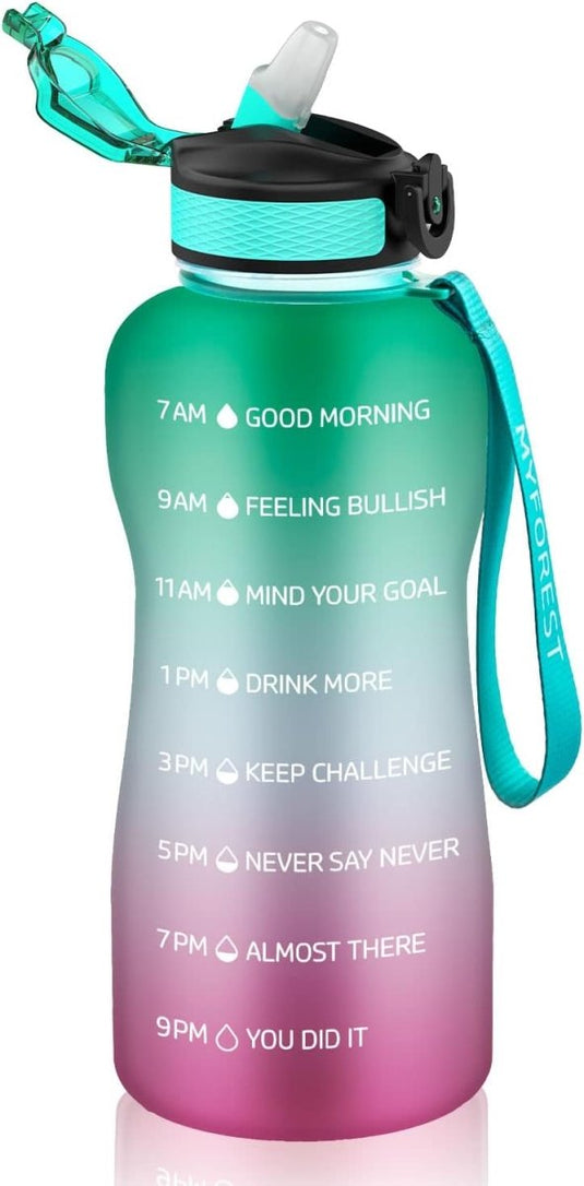 Een BPA-vrije waterfles met een kleurverloop van teal naar roze, voorzien van tijdsindicatoren en inspirerende berichten, met een klapdeksel en draagriem, de Motivatie en hydratatie in één!