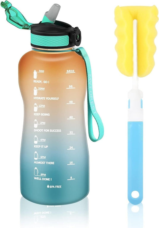 Een herbruikbare Ontdek de ultieme waterfles van 2 liter met tijdmarkeringen, gecombineerd met een blauwe schoonmaakborstel en een gele spons.