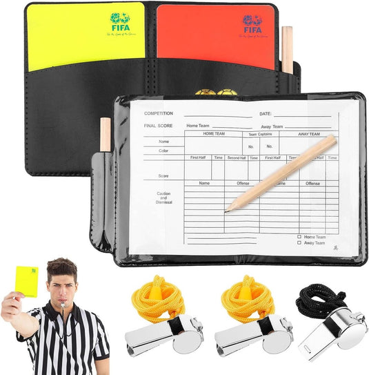 Word de baas van het veld met het Word de baas van het veld met een voetbalscheidsrechterset, inclusief notitieblok, rode en gele kaarten en een ro
