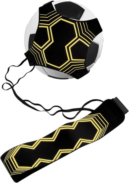 Verbeter je vaardigheden met 'Word een betere voetballer met de voetbal kick trainer', een zwart-witte voetbal met een zwart harnas met gele geometrische patronen, verbonden met een verstelbare band.