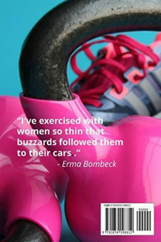 Een roze halter rust bovenop een Kettlebell Workout Logboek met een citaat van Erma Bombeck, met in sneakers geklede voeten op de achtergrond op een blauw oppervlak.