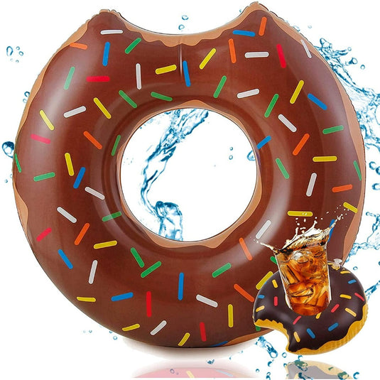 De XXL opblaasbare zwemband, ontworpen als een donut met chocolade, hagelslag en een realistisch bijtmerk, drijft in het spetterende water, naast een opblaasbare bekerhouder met ijsthee in dezelfde stijl.