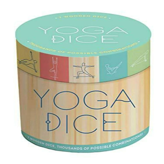 Een cilindrische container met het opschrift "Yoga dobbelstenen: Meer variatie voor jouw yogasessies" met illustraties van yogahoudingen op de zijkanten. Het maakt reclame voor houten dobbelstenen en talloze mogelijke combinaties.