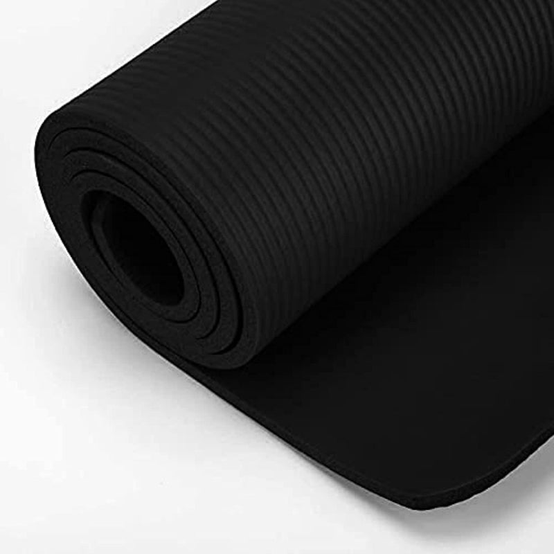 Laad afbeelding in Galerijviewer, Een opgerolde zwarte Ftalaatvrije yogamat: de gezonde en duurzame keuze voor je yogasessies, gedeeltelijk uitgerold op een vlakke ondergrond, waardoor het gestructureerde oppervlak zichtbaar is.
