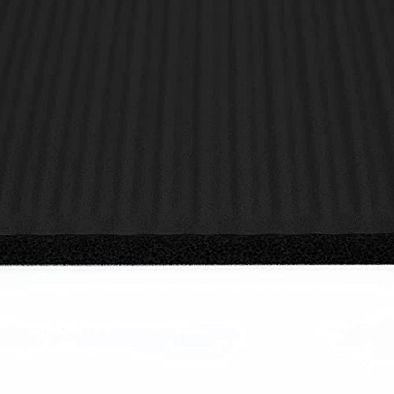 Laad afbeelding in Galerijviewer, Close-up van een Ftalaatvrije yogamat die overgaat van een gestructureerd zwart oppervlak naar een glad wit oppervlak gemaakt van gerecycled materiaal.
