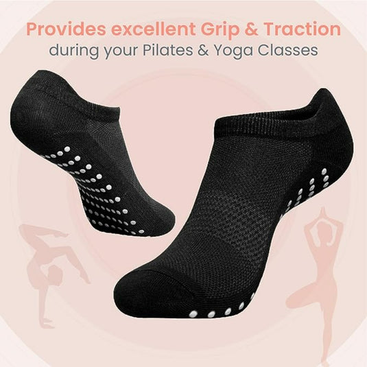 Yogasokken met volledige teen en gripstippen worden getoond naast illustraties van vrouwen in roze die yoga- en pilateshoudingen uitvoeren, wat de stabiliteitsmogelijkheden van de sokken benadrukt.