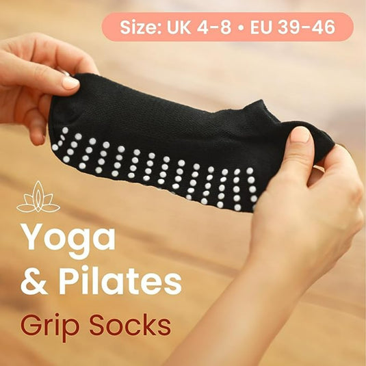 Handen met yoga sokken met volledige teen en witte stippen op de zool, gelabeld voor yoga en pilates, voor stabiliteit, maat UK 4-8, EU 39-46.