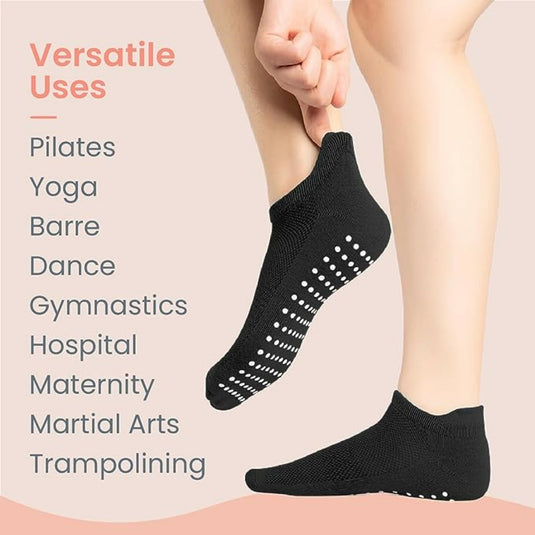Close-up van het onderbeen en de voet van een persoon die een zwarte yogasok met volledige teen en verbeterde grip draagt, gemarkeerd vanwege het gebruik ervan bij verschillende activiteiten zoals yoga en dans.