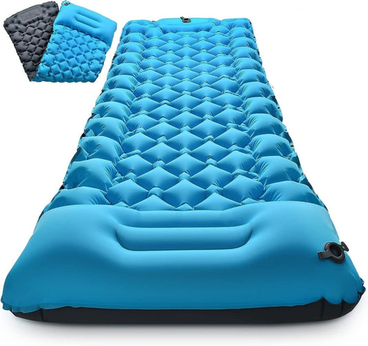 Opblaasbare blauwe Zelfopblaasbare slaapmat met ingebouwd kussen en een verpakte variant ernaast, voorzien van een waterdicht en anti-prik ontwerp voor comfortabel slapen.