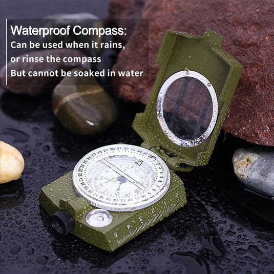 Een uitsluitend militaire kompas voor outdoor en survival, weergegeven op een nat oppervlak met rotsen, waarbij de waterbestendige eigenschappen worden benadrukt met de disclaimer dat hij niet in water kan worden geweekt.