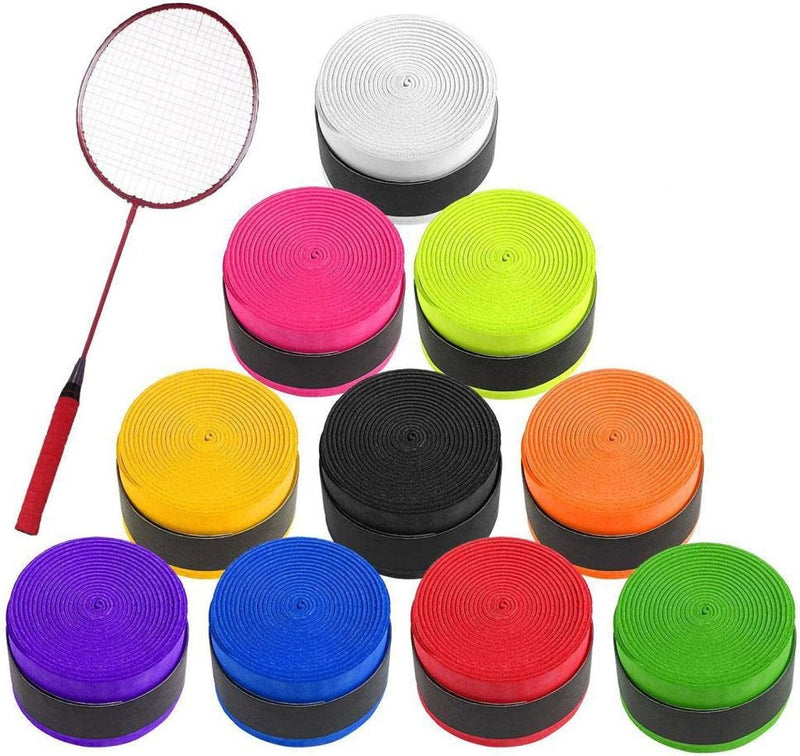 Load image into Gallery viewer, Een badmintonracket met een rode grip ligt naast tien rollen van onze &quot;Verbeter jouw racketspel met onze anti-slip racket grip tape!&quot; in de kleuren wit, zwart en roze. Gemaakt van PU-materiaal, bieden deze overgrips uitstekende absorberende eigenschappen voor verbeterd spel.
