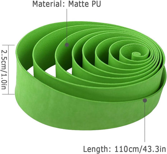 De Verbeter jouw racketspel met onze antislip racketgriptape is een groene spiraal gemaakt van mat PU-materiaal, 2,5 cm breed en 110 cm lang, en biedt uitstekende absorberende eigenschappen voor verbeterde prestaties.