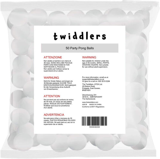 Een doorzichtige plastic zak met het label "Twiddlers" bevat 50 stevige witte tafeltennisballen, ideaal voor feesten zoals Halloween en Kerstmis. Het bevat meertalige waarschuwingen en contactgegevens voor Twiddlers, gevestigd in East Sussex, VK.