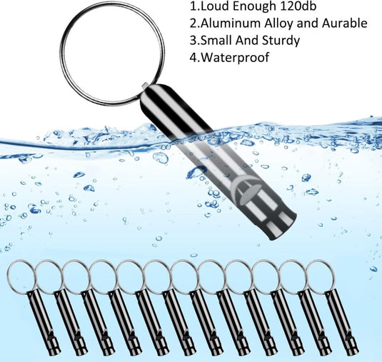 De Blijf veilig 6-delige aluminium noodfluitjes sleutelhanger is ondergedompeld afgebeeld, met een krachtig geluid van 120 dB voor buitenactiviteiten en een duurzame, waterdichte constructie van aluminiumlegering. Meerdere fluitjes rusten aan de onderkant, klaar voor elk avontuur.