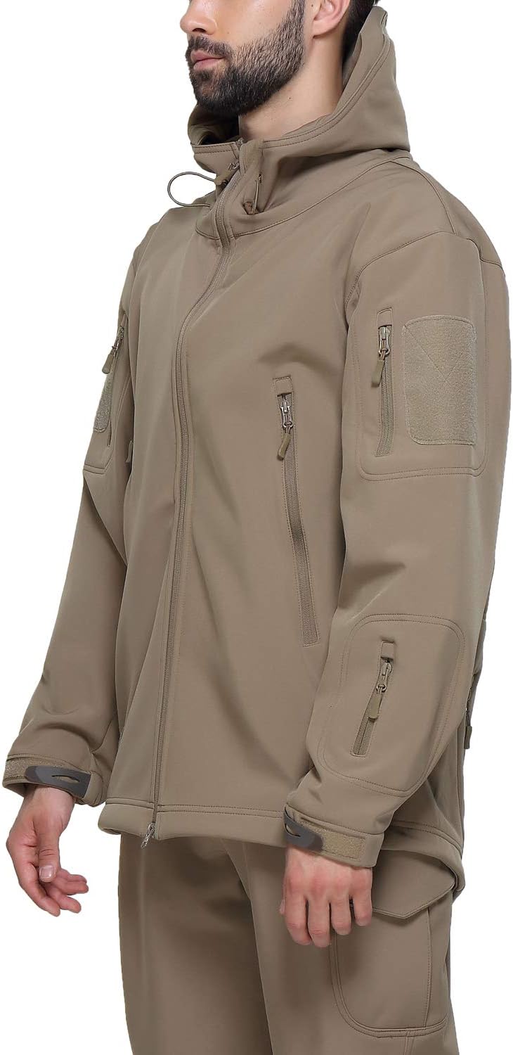 Load image into Gallery viewer, Man met een camouflage tactische heren softshell jas met meerdere ritszakken: de perfecte metgezel voor jouw outdoor avonturen.
