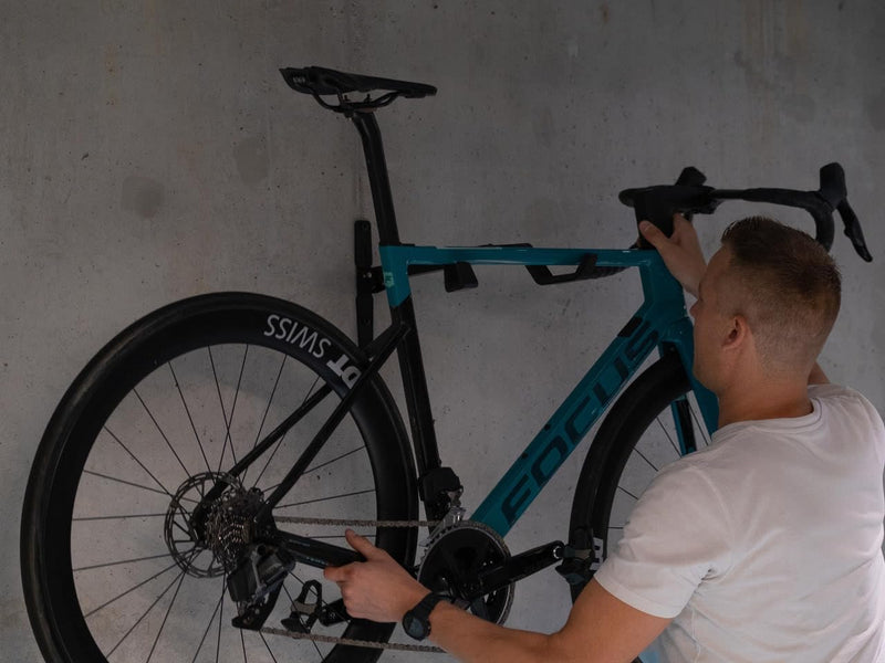 Load image into Gallery viewer, BBB CyclingWallMount Wandhaak voor fietsen, wandhouder met haken voor het opbergen van fietsen, maximale stuurbreedte: 70 cm, maximale belasting: 20 kg

