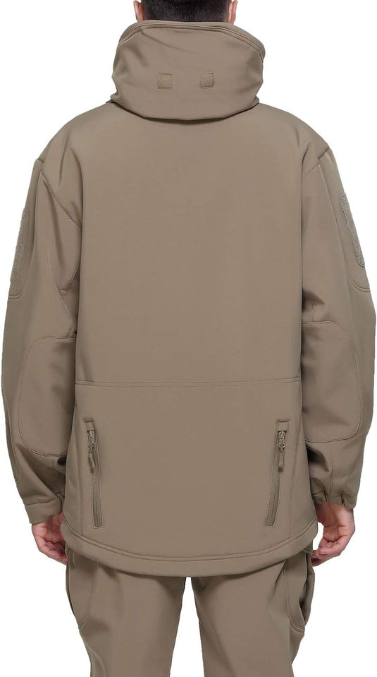 Het achteraanzicht van een man die een camouflage tactische heren softshell jas draagt: de perfecte metgezel voor je outdoor avonturen.