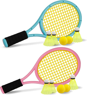 Twee levendige badmintonrackets met zwarte grepen, drie gele shuttles en twee tennisballen op een witte achtergrond. Geniet van speelse actie met het 