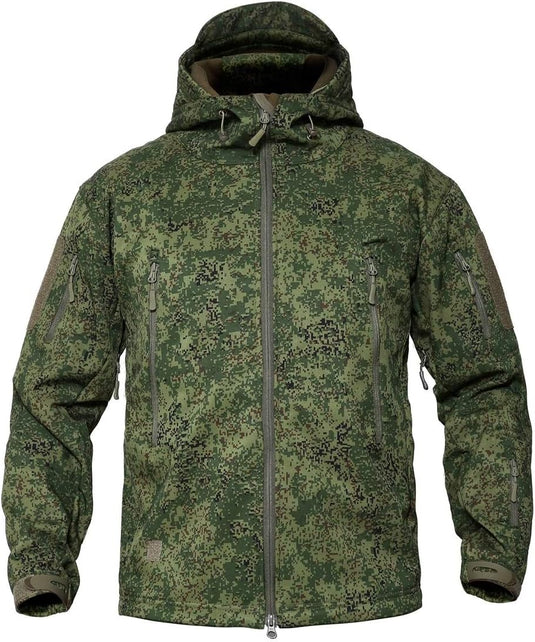 Groen gepixeleerd camouflage militair jack met capuchon en meerdere zakken met ritssluiting, ontworpen als de Camouflage tactische heren softshell jas: de perfecte metgezel voor je outdoor avonturen.
