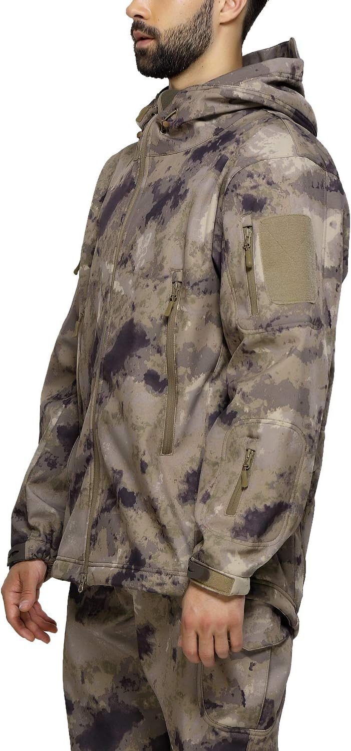 Load image into Gallery viewer, Man met een camouflage tactische heren softshell jas met capuchon, naar de zijkant kijkend, tegen een effen achtergrond.

