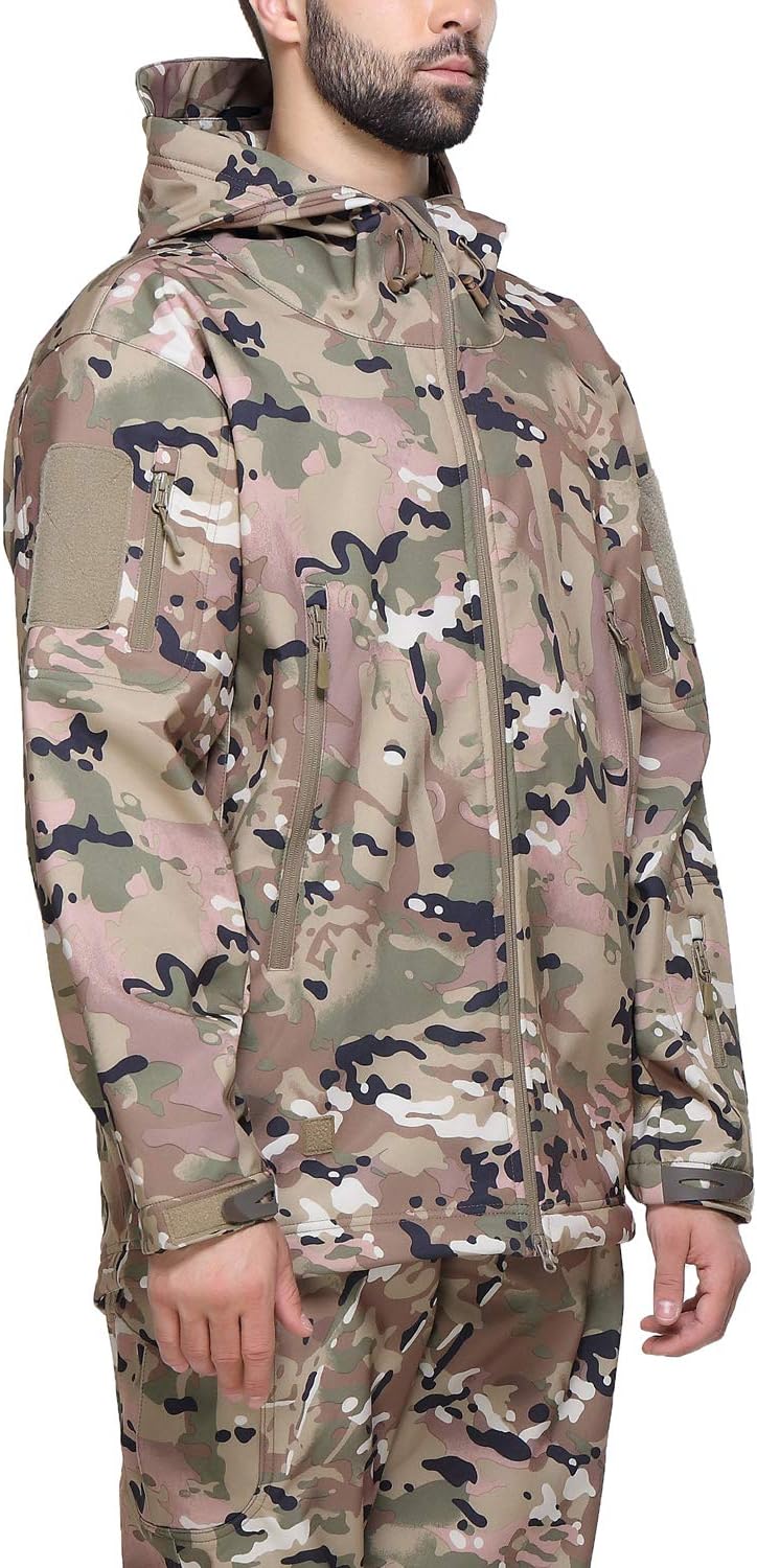 Load image into Gallery viewer, Een man die de Camouflage tactische heren softshelljas draagt, voorzien van meerdere zakken en een ritssluiting aan de voorkant.
