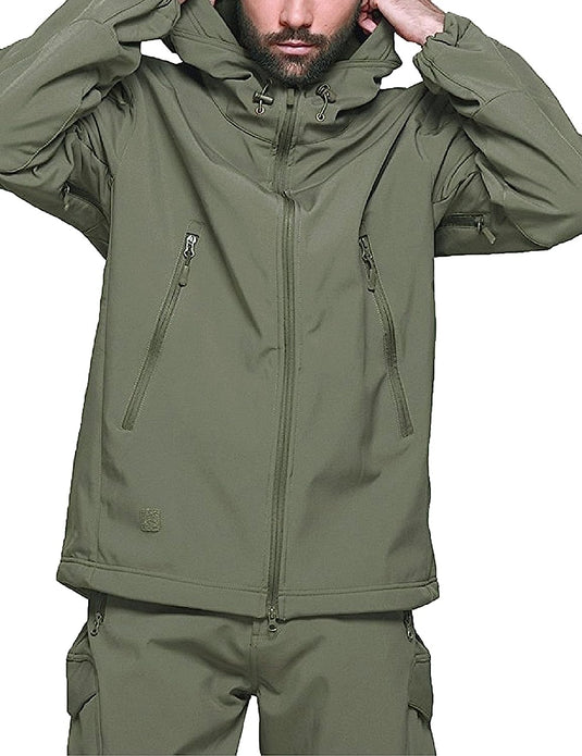 Een man met een groene militaire jas gemaakt van camouflage tactische heren softshell-stof, de perfecte metgezel voor je outdoor-avonturen.