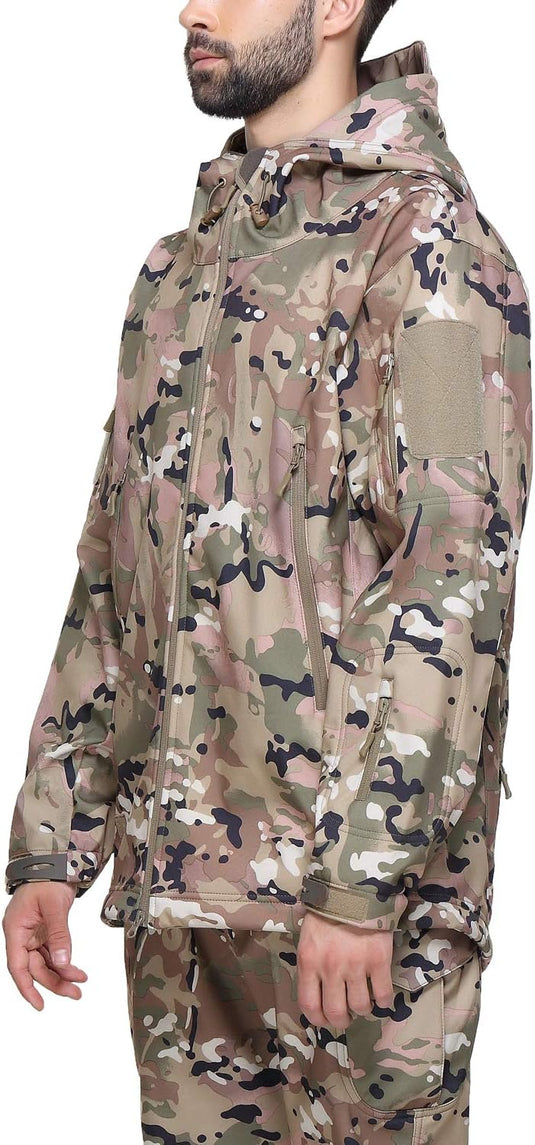 Een man in een winddichte en ademende "Camouflage tactische heren softshell jas: de perfecte metgezel voor je outdoor avonturen".