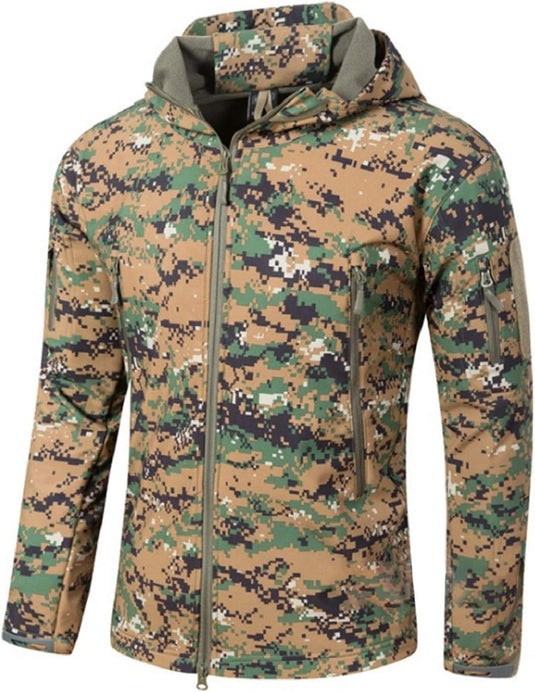 Een waterdichte camouflage tactische heren softshell jas met capuchon en meerdere zakken met ritssluiting.