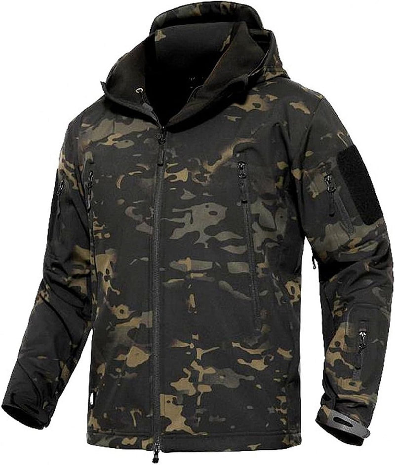 Load image into Gallery viewer, Een camouflage militaire softshell jas met capuchon, meerdere zakken en patches op de mouwen, voorbeelden op een witte achtergrond.
