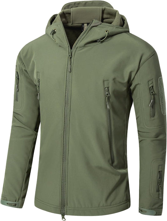 De Camouflage tactische heren softshell jas: de perfecte metgezel voor je outdoor avonturen in legergroen.