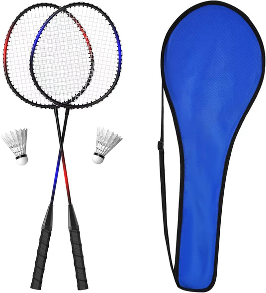 De "🏸 Plezier voor twee – badmintonset voor actieve sporters!" Inclusief twee gekruiste lichtgewicht rackets, drie shuttles en een blauwe draagtas met riem, allemaal op een witte achtergrond.