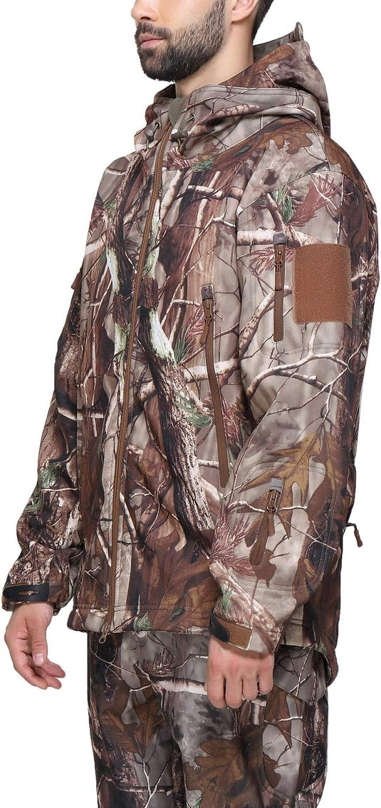Man met een gedetailleerde, waterdichte camouflage tactische heren softshell jas met capuchon, gezien vanaf de zijkant.