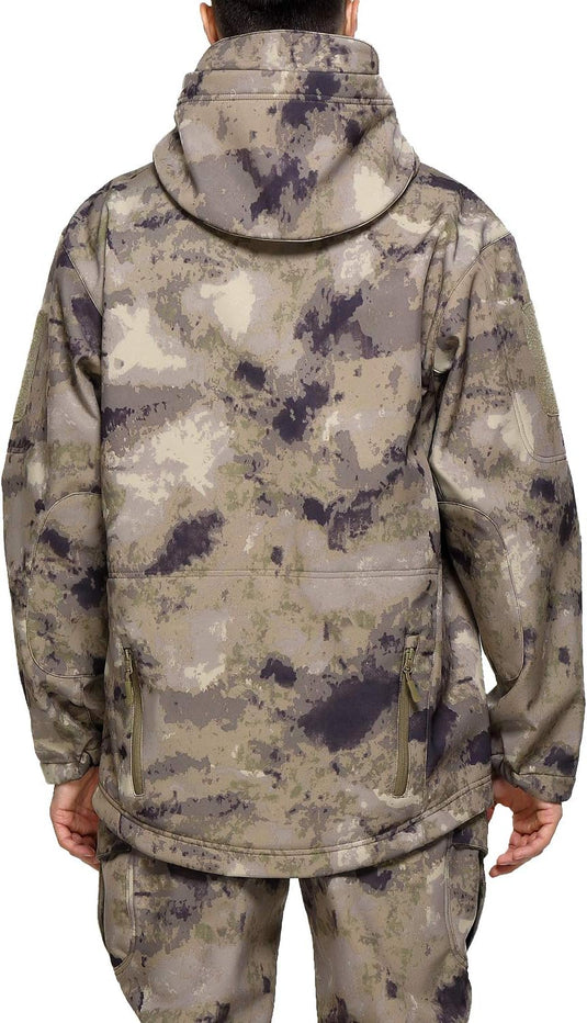 De man wordt van achteren gezien, gekleed in een tactische camouflage heren softshell jas: de perfecte metgezel voor je outdoor avonturen gemaakt van winddichte softshell-stof.