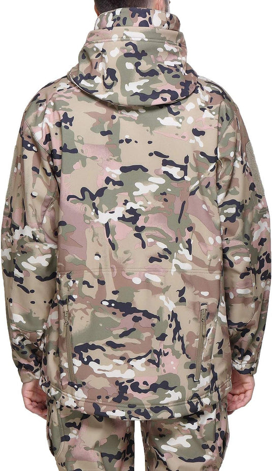 Achterkant van een persoon die een voorwaardelijke moderne camouflage tactische heren softshell jas en broek draagt, staat tegen een effen achtergrond.