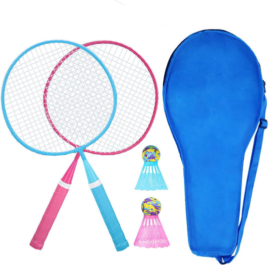 De "🏸 Plezier voor twee – badmintonset voor actieve sporters!" Inclusief twee lichtgewicht rackets met roze en blauwe handvatten, twee kleurrijke shuttles en een handige blauwe draagtas, waardoor hij levendig en perfect is voor actieve sportliefhebbers.