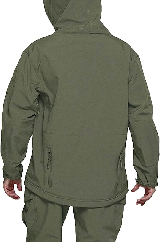 Het achteraanzicht van een man die een camouflage tactische heren softshell jas draagt: de perfecte metgezel voor je outdoor avonturen.