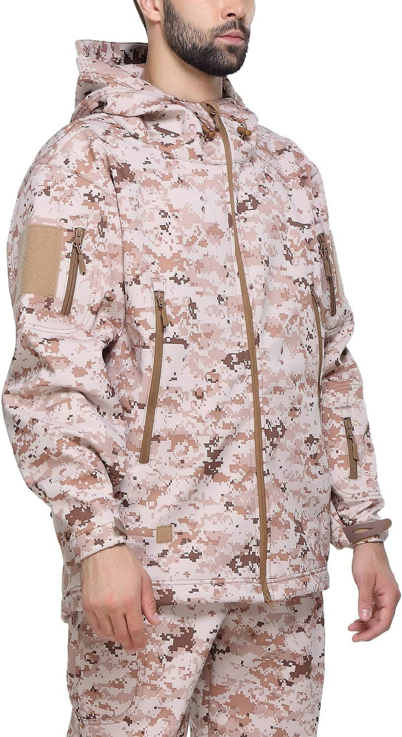 Load image into Gallery viewer, Een man die een Camouflage tactische heren softshell jas met een digitale camouflage patroon en capuchon draagt.

