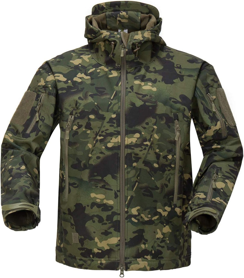 Load image into Gallery viewer, Een Camouflage tactische heren softshell jas in groen en bruin camouflagepatroon met meerdere zakken, een capuchon en waterdichte technologie.
