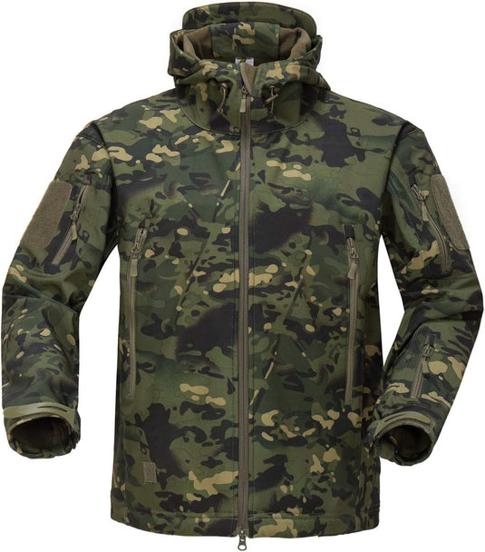 Een Camouflage tactische heren softshell jas in groen en bruin camouflagepatroon met meerdere zakken, een capuchon en waterdichte technologie.