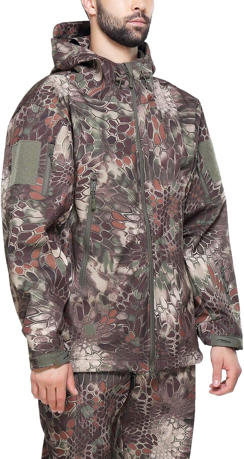 Load image into Gallery viewer, Een man, gekleed in een Camouflage tactische heren softshell jas met meerdere zakken en capuchon, staande tegen een effen achtergrond.
