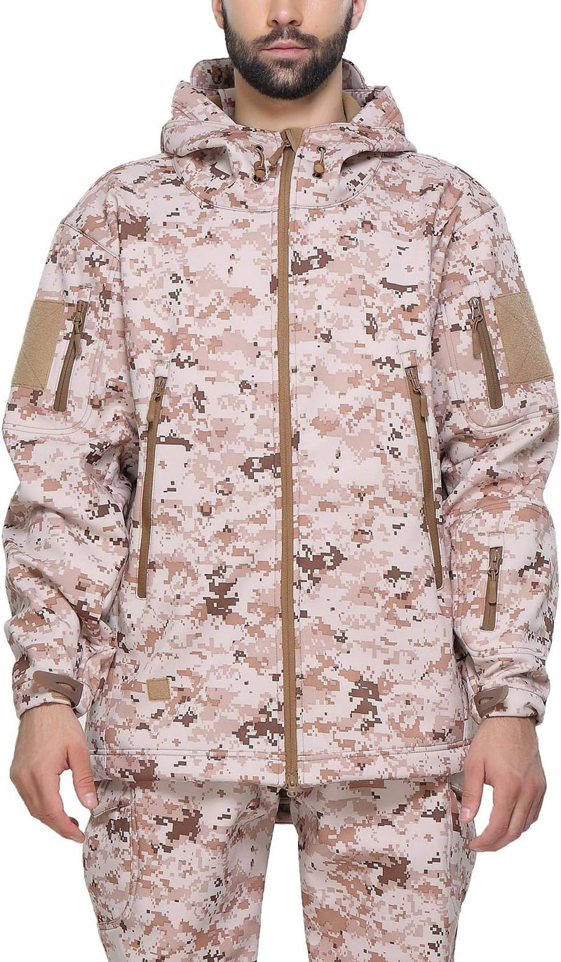 Load image into Gallery viewer, Man met een camouflage tactische heren softshell jas en broek met capuchon.
