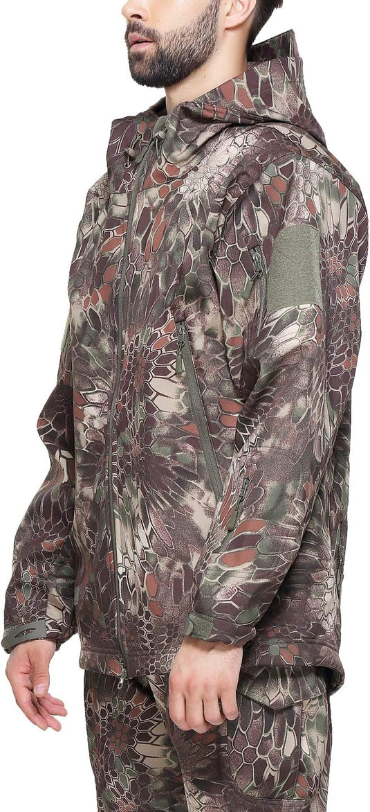 Man met een camouflage tactische heren softshell jas met capuchon, naar de zijkant gericht, geïsoleerd op een witte achtergrond.