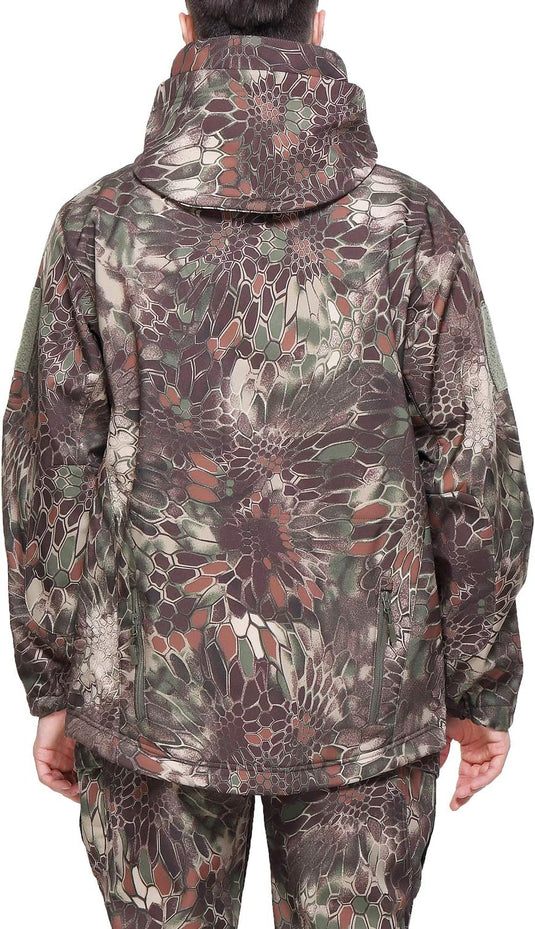 Het winddichte en ademende achteraanzicht van een man in tactische camouflage heren softshell jas: de perfecte metgezel voor je outdoor avonturen.