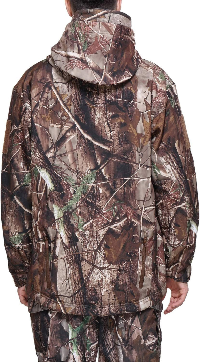 Load image into Gallery viewer, Man met een camouflage tactische heren softshell jas en broek met capuchon in camouflagepatroon, van achteren gezien, voorbereid op buitenavonturen.
