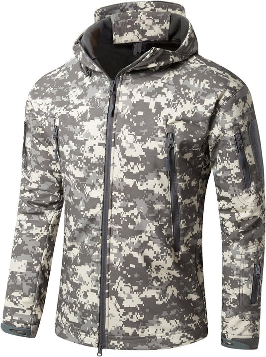 Een digitaal camouflagepatroon Camouflage tactische heren softshell jas met capuchon en zakken met ritssluiting weergegeven op een witte achtergrond.