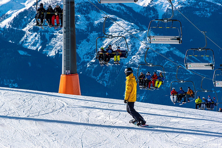 Een skiër op een skilift.