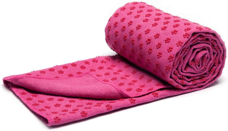 Load image into Gallery viewer, Verbeter je yoga-ervaring met antislip sneldrogende yogahanddoeken! is een opgerolde roze yogahanddoek met aan één kant geribbelde handgrepen, gedeeltelijk uitgerold, die stabiliteit biedt en snel droogt tijdens je routine.
