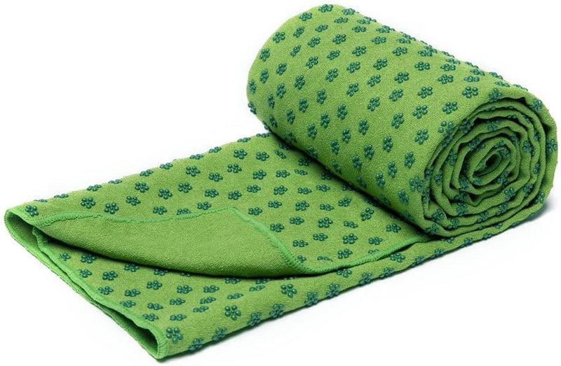 Load image into Gallery viewer, Een opgerolde groene yogahanddoek met kleine blauwe antislip bloemmotieven, perfect voor extra groot formaat, staat bekend als &quot;Verbeter je yoga-ervaring met antislip sneldrogende yogahanddoeken!.
